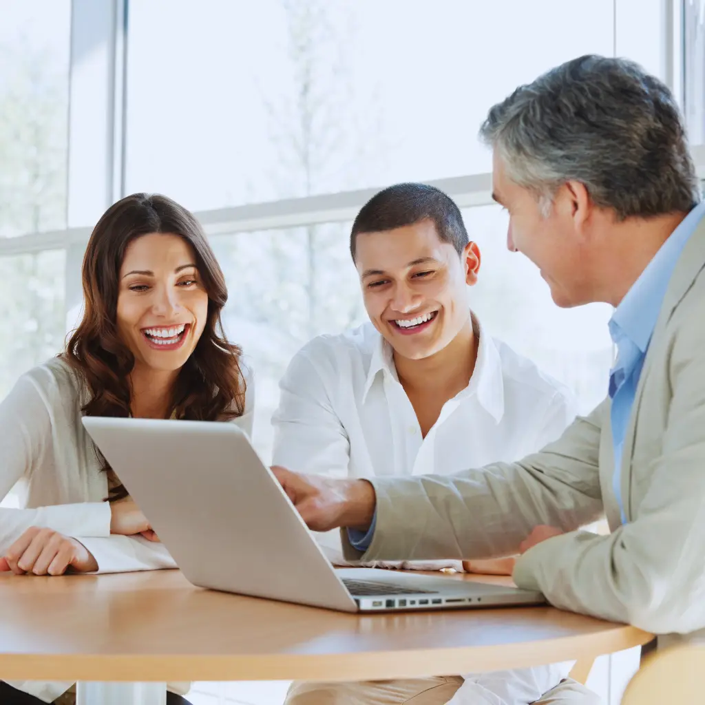 Equipe em uma reunião de consultoria